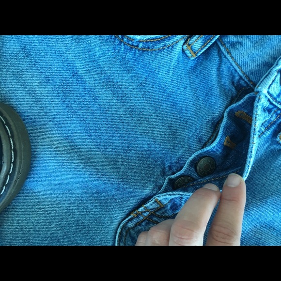LIGHT WASH FRAYED DENIM SHORTS - Picture 6 of 6